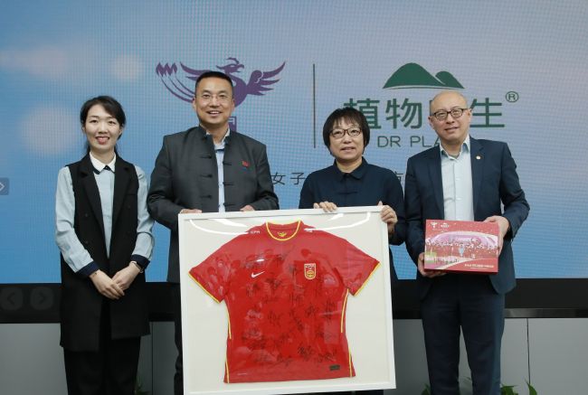 老师撩起裙子让我挺进去